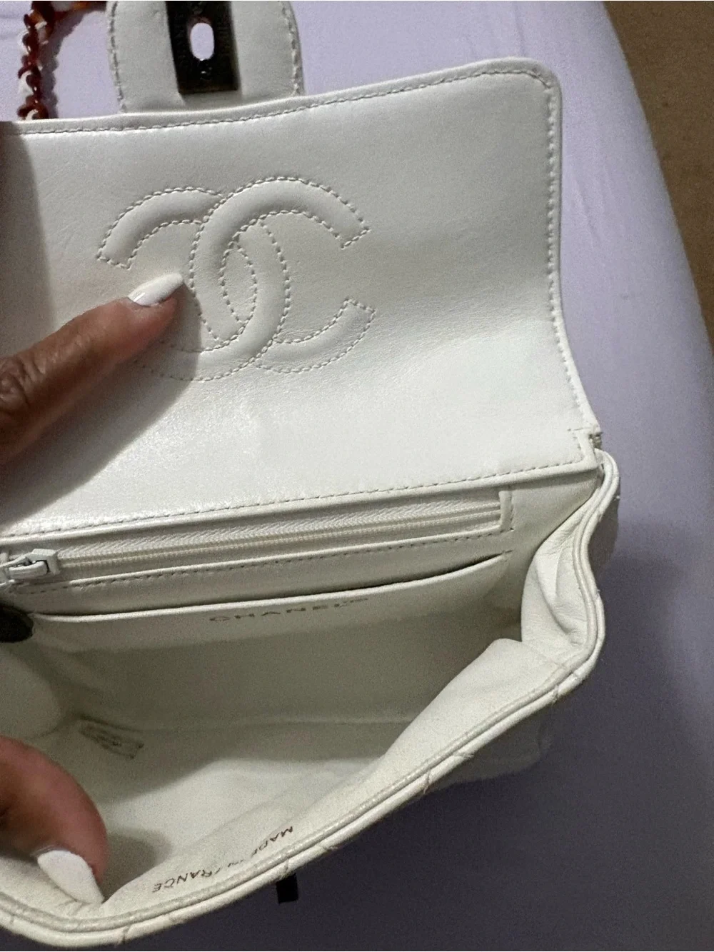 Authentic CHANEL White Quilted Leather Shoulder Bag with Stitched CC - Picture 6 of 14